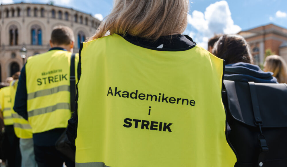 To av tre støtter streiken i staten